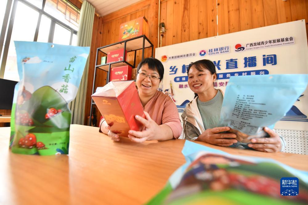 　　楊寧（左）和同事在鄉(xiāng)村振興直播間準備直播工作（10月8日攝）。新華社記者 黃孝邦 攝