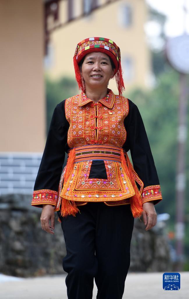 　在廣西蒼梧縣六堡鎮(zhèn)山坪村，祝雪蘭走在村道上（2022年9月22日攝）。新華社記者 陸波岸 攝